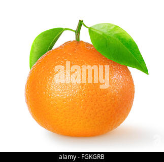 Eine Mandarine oder Mandarin Orange isoliert auf weiss mit Beschneidungspfad Stockfoto