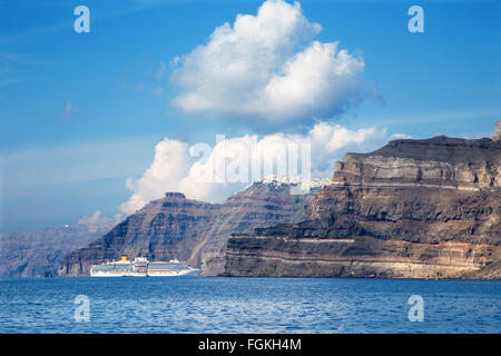 Santorini - die Klippen von Calera mit Kreuzfahrten mit Imerovigli und Skaros im Hintergrund. Stockfoto