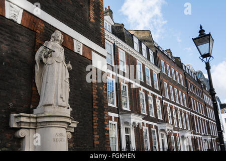 Die steinerne Statue von Königin Anne in Queen Anne es Gate Westminster London UK. Stockfoto