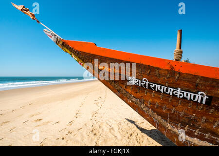 Traditionelle hölzerne Fischerboote am Strand im Bundesstaat Karnataka, Südindien Stockfoto
