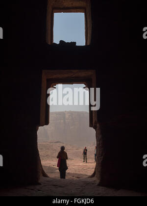 Tourist-Silhouette am Eingang des Grabes Seide, Petra Stockfoto