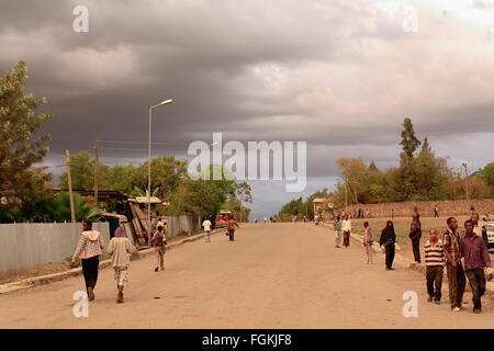 KOMBOLCHA, Äthiopien-März 24, 2013: Einheimische Spaziergang unter stürmischen Himmel am Sonntagabend nach erfolgreicher Absolvierung Kirche, Stockfoto