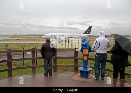 Start-und Landebahn Besucher Park Uhr ein Lufthansa Airbus A320-211 (D-AIPC) Besucher kommen am Flughafen Manchester, UK. Stockfoto