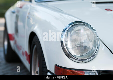 SCHENNA, Italien - 9. Juli 2015: Nahaufnahme von den rechten vorderen Scheinwerfer ein Porsche 911 Carrera RS 2.7 bei der Senkung der Zeit mir Stockfoto