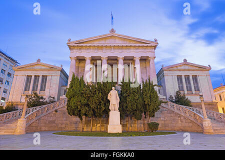 Athen - das Gebäude der Nationalbibliothek in der Abenddämmerung entworfen vom dänischen Architekten Theophil Freiherr von Hansen (19. Cent.) Stockfoto