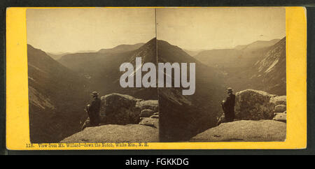 Diese historische stereoskopische Ansicht zeigt die Landschaft vom Mount Willard mit Blick auf die Notch in den White Mountains von New Hampshire. Als Teil der Robert N. Dennis-Kollektion bietet er eine Vintage-Perspektive auf die ikonische Landschaft von New England. Stockfoto