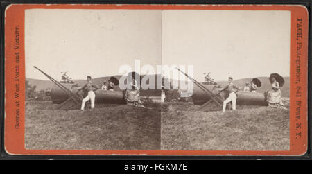 Blick auf militärische Männer und Frauen um eine Kanone von Pach, G. W. (Gustav W.), 1845-1904 Stockfoto