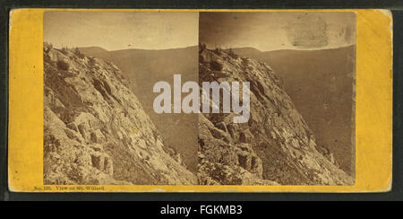 Dieser stereoskopische Blick aus der Robert N. Dennis-Kollektion fängt die atemberaubende Landschaft des Mount Willard in den White Mountains von New Hampshire ein. Das Vintage-Foto bietet eine einzigartige Perspektive auf die dramatische Landschaft des Berges und war Teil des Stereoskopietrends des 19. Jahrhunderts. Stockfoto