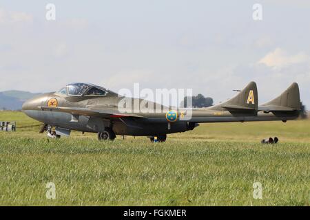 SE-DXT, eine de Havilland Vampire T55 von der schwedischen Luftwaffe historischer Flug, taxis für die Anzeige am Leuchars im Jahr 2013. Stockfoto