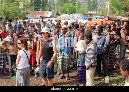 DEGAN, Äthiopien-März 25, 2013: Einheimische besuchen Khat Markt in ihrer Stadt-Tourist paar Besuch des Dorfes stattfinden Stockfoto