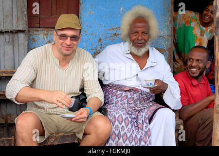 DEGAN, Äthiopien-März 25, 2013: Lokale VIP Aktien einer Tasse Kaffee mit einem touristischen Besuch der Khat-Markt in der Stadt statt. Stockfoto