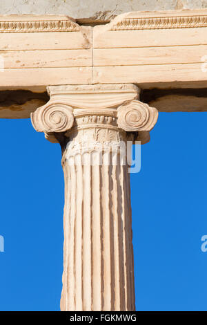 Athen - die Details der Ionischen Hauptstadt des Erechtheion auf der Akropolis im Morgenlicht. Stockfoto