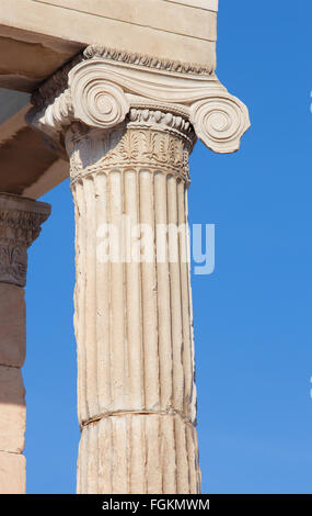 Athen - die Details der Ionischen Hauptstadt des Erechtheion auf der Akropolis im Morgenlicht. Stockfoto