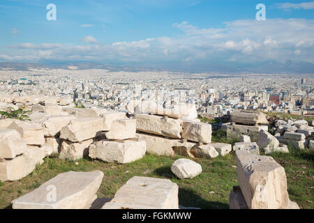 Athen - der Ausblick von der Akropolis zum nördlichen Teil der Stadt und die Ruinen. Stockfoto