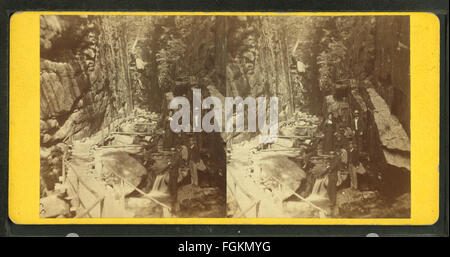 Dieses Foto aus dem Jahr 1880 zeigt die Besucher der Flume während des Winters, aufgenommen von H. S. Fifield. Es spiegelt die Freizeitaktivitäten dieser Zeit wider und bietet einen historischen Einblick in die Wintererholung des späten 19. Jahrhunderts in einer malerischen Naturkulisse. Stockfoto