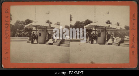 Dieses Vintage-Foto mit dem Titel „Waiting for the Boats“ von E. & H.T. Anthony fängt einen Moment des Alltags im späten 19. Jahrhundert ein. Das Foto bietet einen historischen Blick auf die Menschen, die auf den Transport warten, und spiegelt den Lebensstil der Epoche wider. Stockfoto