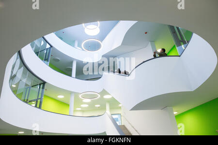 Berlin, Deutschland. 4. Februar 2016. Ein Blick auf das zentrale Treppenhaus des Neubaus der Life-Science Forschungsabteilung der Humboldt-Universität in Berlin, Deutschland, 4. Februar 2016. Foto: Kay Nietfeld/Dpa/Alamy Live News Stockfoto