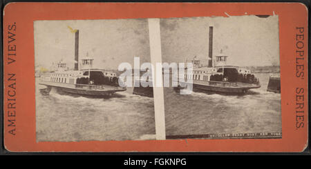 Dieses Vintage-Foto zeigt ein Brooklyn-Fährschiff in New York, aufgenommen aus der Robert N. Dennis-Sammlung stereoskopischer Ansichten. Das Bild zeigt die historische Bedeutung der Fähre im New Yorker Verkehrsnetz im späten 19. Bis frühen 20. Jahrhundert. Stockfoto