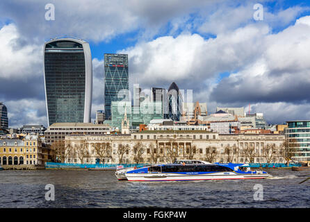 Blick über den Fluss Themse in der City of London mit Custom House und MBNA Thames Clipper im Vordergrund, London, England, UK Stockfoto