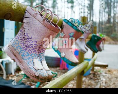 Stiefel von Zaun hängen Blumentöpfe sein, wenn der Frühling kommt Stockfoto