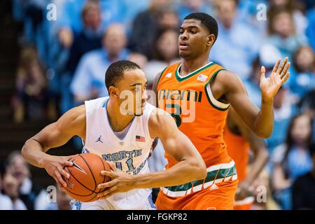 UNC weiterleiten Brice Johnson (11) bei der NCAA Basketball-Spiel zwischen den Miami Hurricanes und den North Carolina Tar Heels an Dean E. Smith Center am 20. Februar 2016 in Chapel Hill, North Carolina. Jacob Kupferman/CSM Stockfoto
