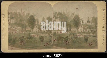 Diese stereoskopische Fotografie aus der Robert N. Dennis-Sammlung zeigt den Greenwood Cemetery in New York. Das Bild zeigt den historischen Friedhof, bekannt für seine bedeutende Rolle in der amerikanischen Geschichte und als letzte Ruhestätte vieler prominenter Persönlichkeiten aus verschiedenen Feldern. Stockfoto