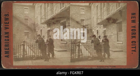 Diese stereoskopische Fotografie aus der Robert N. Dennis-Sammlung bietet einen detaillierten Blick auf das Innere der Gräber und gibt Einblicke in die Begräbnispraxis und Architektur aus dieser Zeit. Stockfoto