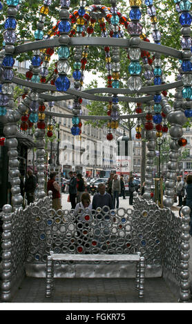 U-Bahnstation Palais Royal-Musée du Louvre, Paris. Kiosque des Noctambules: Kronen aus Glas und Aluminium verbergen eine Bank. Stockfoto