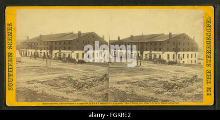 Dieses Foto, aufgenommen von Alexander Gardner, zeigt das historische Libby Gefängnis während des Amerikanischen Bürgerkriegs. Das in Richmond, Virginia, gelegene Libby Prison wurde als Konföderiertes Gefängnis für Gewerkschaftsbeamte genutzt. Das Bild fängt seine grimmige, befestigte Struktur ein und steht als mächtiger historischer Bericht über die Inhaftierung während des Krieges. Stockfoto