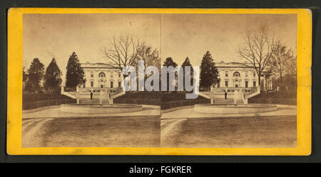 Dieses historische Foto zeigt das Weiße Haus aus Sicht des Finanzministeriums. Das Bild ist Teil einer Sammlung der Firma E. & H.T. Anthony, einer bekannten Fotofirma aus dem 19. Jahrhundert. Es bietet einen einzigartigen Blick auf eines der berühmtesten Gebäude in den Vereinigten Staaten und fängt die architektonische Schönheit und den historischen Kontext dieser Zeit ein. Stockfoto