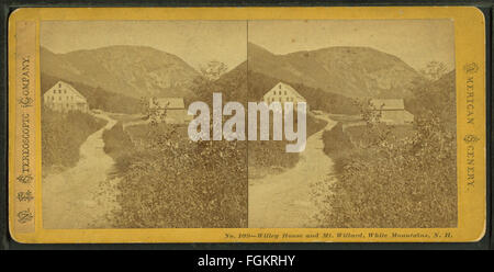 Das Willey House und Mount Willard in den White Mountains, New Hampshire, in einem historischen stereoskopischen Blick aus der Robert N. Dennis-Sammlung. Dieses Foto aus dem 19. Jahrhundert beleuchtet die natürliche Schönheit der Region, mit einem Fokus auf die Landschaft und die historische Bedeutung des Willey House. Stockfoto