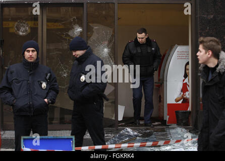 21. Januar 2016 - stehen Polizisten in der Nähe von den zerschlagenen Schaufenstern der russischen Alfa-Bank auf dem Unabhängigkeitsplatz in Kiew, Ukraine auf 20. Februar 2016. Die ukrainischen Aktivisten zerquetscht, Büro der russischen Alfa-Bank, als rechten Aktivisten russische Unternehmen in der Ukraine anlässlich des zweiten Jahrestages des Euromaidan Proteste in Kiew protestieren. © Swoboda Stepanov/ZUMA Draht/Alamy Live-Nachrichten Stockfoto