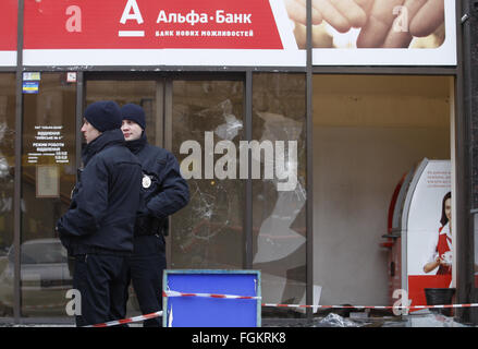 21. Januar 2016 - stehen Polizisten in der Nähe von den zerschlagenen Schaufenstern der russischen Alfa-Bank auf dem Unabhängigkeitsplatz in Kiew, Ukraine auf 20. Februar 2016. Die ukrainischen Aktivisten zerquetscht, Büro der russischen Alfa-Bank, als rechten Aktivisten russische Unternehmen in der Ukraine anlässlich des zweiten Jahrestages des Euromaidan Proteste in Kiew protestieren. © Swoboda Stepanov/ZUMA Draht/Alamy Live-Nachrichten Stockfoto