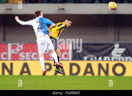 Verona, Italien. 20. Februar 2016. Chievo Verona Verteidiger Nicolas Frey (L) und Hellas Verona Verteidiger Michelangelo Albertazzi kämpft um den Ball in die italienische Serie A Fußballspiel zwischen Hellas Verona FC V AC Chievo Verona. Verona schlägt 3-1 Chievo in der italienischen Serie A Fußballspiel im Stadion Bentegodi in Verona, Tore für Hellas Verona von Toni und Pazzini und Ionita, für Chievo von Pellissier. © Andrea Spinelli/Pacific Press/Alamy Live-Nachrichten Stockfoto