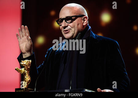 Berlin, Deutschland. 20. Februar 2016. Italienischer Regisseur Gianfranco Rosi spricht, wie er den Goldenen Bären für den besten Film für den Film "Fire am Meer" bei der Preisverleihung der 66. Internationalen Filmfestspiele Berlinale in Berlin, Deutschland, 20. Februar 2016 erhält. Der italienische Dokumentarfilm "Feuer auf See" gewann den Goldenen Bären, den Top Jurypreis für den besten Film in der 66. Internationalen Filmfestspiele Berlin am Samstag. © Zhang Fan/Xinhua/Alamy Live-Nachrichten Stockfoto