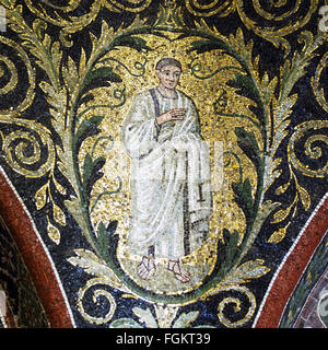 Ravenna, Italien - UNESCO-Weltkulturerbe. Baptisterium von Neon, Apostel Mosaik detail Stockfoto