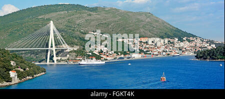 Dubrovnik-Ansätze für die Gruz Kreuzfahrt Schiff Hafen rechts & Franjo Tudjman Brücke über Rijeka Dubrovacka Wasserweg (links) Stockfoto