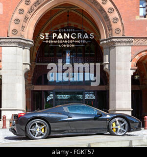 Ferrari Luxus italienischer Sportwagen geparkt außerhalb St Pancras Renaissance Hotel befindet sich vor der St. Pancras Eurostar terminal Camden London England UK Stockfoto