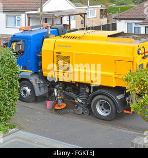 Gemeindeverwaltung Gosse Reinigungsdienste über mechanische Kehrmaschine Bürsten montiert auf Daf LKW vorbei an inländische Immobilien im Wohngebiet Straße Essex UK Stockfoto