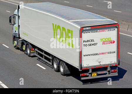 Supply Chain Transportlogistik über Jodler Paket Anhänger und LKW LKW Sattelschleppers entlangfahren englischen Autobahn Essex England UK Stockfoto