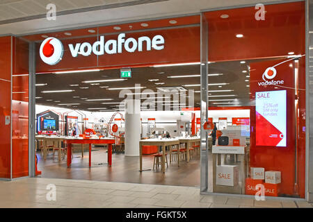 Vodafone Red Shop Front Logo & Markenschild mit Innenblick auf Verkaufsschalter im Einkaufszentrum Lakeside West Thurrock Essex England UK Stockfoto