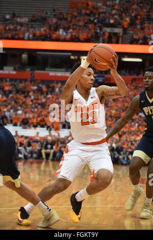 Syracuse, NY, USA. 20. Februar 2016. Syrakus bewachen Maleachi Richardson (23) Laufwerke in Richtung Korb während der ersten Hälfte des Spiels als Pittsburgh in Syrakus in einem ACC-Matchup im Carrier Dome in Syracuse, NY. Foto: Alan Schwartz/Cal Sport Media/Alamy Live-Nachrichten Stockfoto