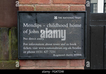 Mendips National Trust unterzeichnen außerhalb 251 Menlove Ave, die Kindheit Zuhause von John Lennon, (Mitglied der Beatles), Liverpool, UK. Stockfoto