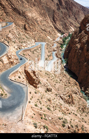 Kurvenreiche Straße im Dades Tal, Marokko, Afrika Stockfoto