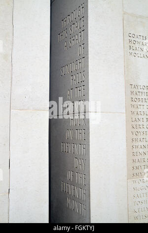 Einer der zwei Schlitze in den Armed Forces Memorial für Sonnenlicht am 11:00 am 11. November jedes Jahr National Memorial Arboretum, UK. Stockfoto