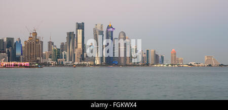 Abenddämmerung Ansicht des Finanzviertels und West Bay Gebiete von Doha, Katar - gesehen von Al Corniche Stockfoto