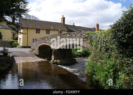 zwei gewölbte Steinbrücke mit Ford als Alternative, über einen kleinen Fluss auf dem englischen Land Stockfoto