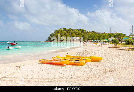 Gelbe Kajaks am Strand von Long Bay auf der Ostseite der Westindischen Inseln Antigua, Antigua und Barbuda, Stockfoto