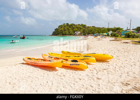 Gelbe Kajaks am Strand von Long Bay auf der Ostseite der Westindischen Inseln Antigua, Antigua und Barbuda, Stockfoto