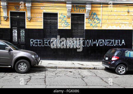 La Paz, Bolivien, 20. Februar 2016. Wiederwahl + Korruption = Venezuela Graffiti an einer Wand in La Paz. Am 21. Februar 2016 in Bolivien Stimmen in einem Referendum zu genehmigen, die Änderung von Artikel 168 der Verfassung oder abzulehnen. Ein Ja würde es der Präsident und Vizepräsident für mehr als eine Amtszeit zu stehen, d. h. aktuelle Präsident Evo Morales wieder stehen könnte als Kandidat bei den Wahlen 2019 (kann er unter der aktuellen Verfassung). Credit: James Brunker/Alamy leben Nachrichten Stockfoto